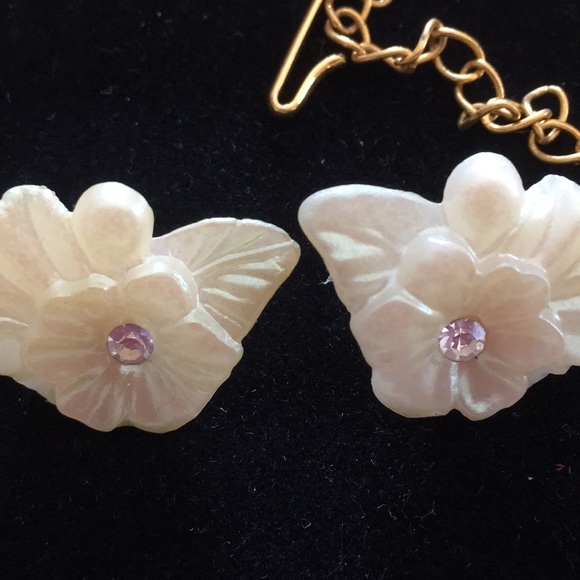 Vintage flower clip on earrings and necklace set - Picture 3 of 6
